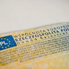 Dowód rejestracyjny z napisem "Wspólnota Europejska Rzeczpospolita Polska" i symbolem "PL". Brak miejsca w dowodzie rejestracyjnym.