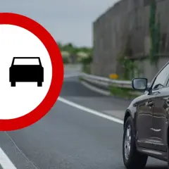 Znak zakazu wyprzedzania. Pamiętaj, że w takich sytuacjach nie można wyprzedzać z prawej strony.