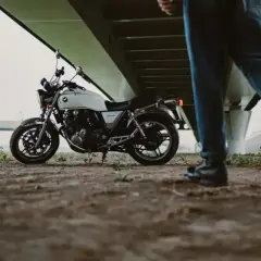 Motocykl pod estakadą. Czekam na informację, do kiedy koncesja na A2, by ruszyć w trasę.