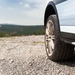 Opona wielosezonowa na szutrowej drodze. Zastanawiasz się, ile wytrzymują opony wielosezonowe w takich warunkach?