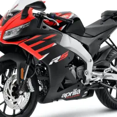 Sportowy motocykl Aprilia RS 125 w czerwono-czarnej kolorystyce. Idealny jako pierwszy motor na kat B.