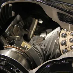 Mechanizm różnicowy, czyli szpera, w przekroju. Widoczne koła zębate, łożyska i wał napędowy.
