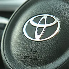 Kierownica z logo Toyota, symbolem marki samochodów. Widoczny napis SRS AIRBAG.