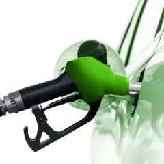 Zielona dysza dystrybutora tankuje samochód. To paliwo diesel, które zasila silniki.