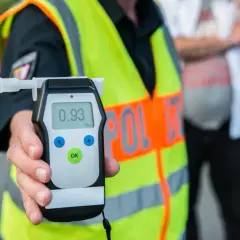 Policja przeprowadza badanie krwi na narkotyki, używając alkomatu. Wynik 0.93 promila.