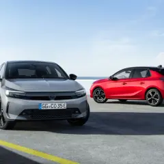 Dwa Ople Corsa: szary z przodu, czerwony z tyłu. Idealne pierwsze auto dla dziewczyny, stylowe i nowoczesne.