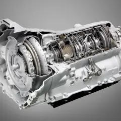 Przekrój skrzyni biegów ZF 8HP, stosowanej w wielu samochodach, ukazujący jej złożoną budowę z kołami zębatymi i elementami sprzęgła.