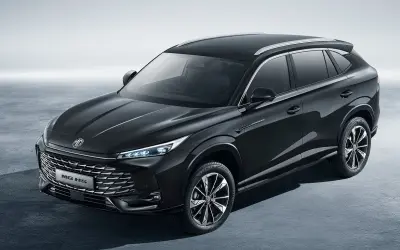 Elegancki, czarny SUV MG HS, jeden z chińskich samochodów marki, prezentuje się nowocześnie z chromowanym grillem i LED-owymi światłami.