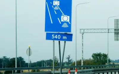 Znak informuje o odcinkowych pomiarach prędkości na A4. Za 540 m czeka Cię kontrola.