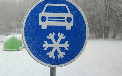 Znak informuje o konieczności używania opon zimowych. Jazda na letnich oponach w zimie jest niebezpieczna.