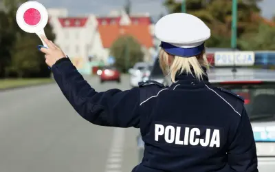Policjantka kieruje ruchem, przypominając o tym, po jakim czasie kasują się punkty karne.