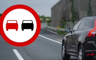 Znak zakazu wyprzedzania. Pamiętaj, że w takich sytuacjach nie można wyprzedzać z prawej strony.