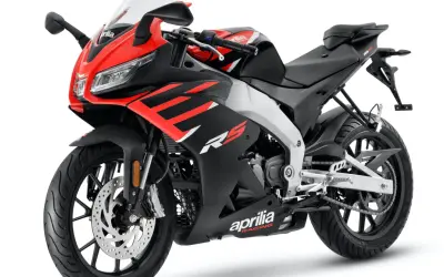 Sportowy motocykl Aprilia RS 125 w czerwono-czarnej kolorystyce. Idealny jako pierwszy motor na kat B.