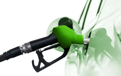 Zielona dysza dystrybutora tankuje samochód. To paliwo diesel, które zasila silniki.