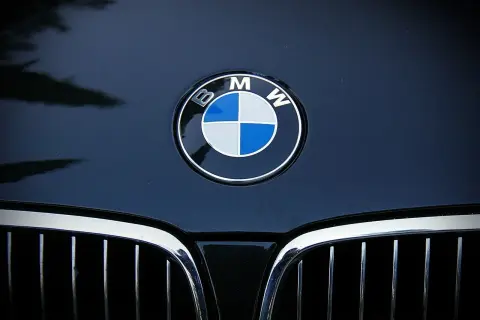 Logo BMW na ciemnym lakierze. To symbol niemieckiej precyzji i innowacji, co oznacza BMW.