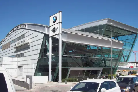Salon MINI Madrid, część kompleksu BMW, gdzie można sprawdzić akcje serwisowe BMW.