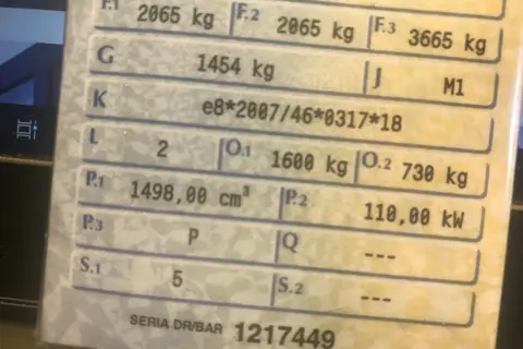 Fragment dowodu rejestracyjnego pojazdu z danymi technicznymi, m.in. masa własna 1454 kg, moc 110 kW.