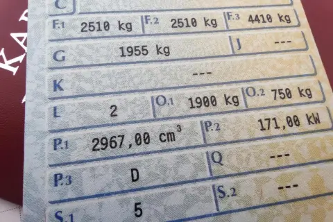 Dowód rejestracyjny pojazdu z widoczną masą całkowitą 2967,00 cm³ (P.1) i innymi danymi technicznymi.