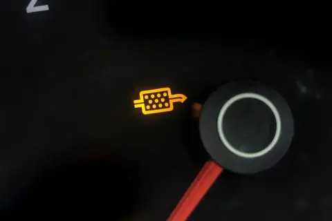 Pomarańczowa kontrolka wypalania DPF na desce rozdzielczej. Czas na regenerację filtra cząstek stałych.