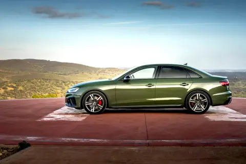 Zielony Audi RS4 na tle krajobrazu. Czy Audi jest drogie w utrzymaniu? Ten model sugeruje, że warto.