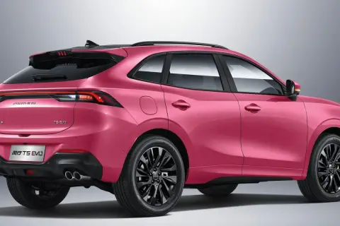 Różowy, nowy chiński SUV z czarnymi felgami i sportowym dyfuzorem.