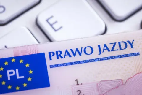 Polskie prawo jazdy na tle klawiatury. Dokument ważny w całej Unii Europejskiej, w tym w Czechach.
