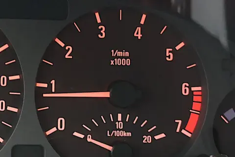 Obrotomierz pokazuje niski bieg jałowy, silnik pracuje na ok. 800 obr./min. Spalanie na 100 km wynosi ok. 8 litrów.
