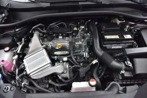 Silnik Toyoty 1.2 turbo, z widocznym intercoolerem i elementami układu dolotowego. Czasem pojawiają się awarie, ale ten silnik jest solidny.