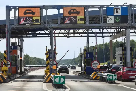 Koniec podróży autostradą A4. Opłaty Katowice-Kraków pobierane na bramkach. Samochody czekają w kolejce.