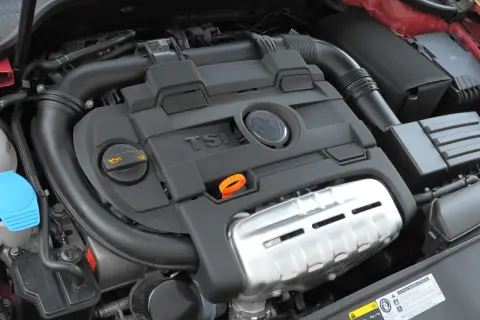 Silnik VW 1.4 TSI z widocznym logo TSI i osłoną.