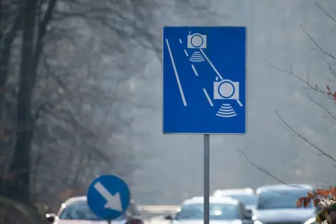 Niebieski znak informuje o odcinkowym pomiarze prędkości na A1. Uważaj na kamery!