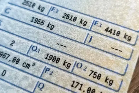 Fragment dowodu rejestracyjnego z danymi pojazdu, m.in. masa całkowita i dopuszczalna ładowność. Brak informacji o rodzaju paliwa w dowodzie rejestracyjnym.