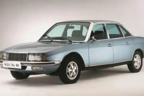 Niebieski sedan NSU Ro 80, znany z innowacyjnego silnika Wankla, w jakich autach stosowano ten nietypowy napęd.