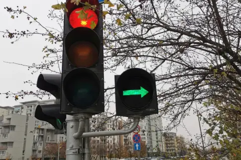 Sygnalizator S2 z zieloną strzałką w prawo. Główny sygnalizator pokazuje czerwone światło, co oznacza zakaz wjazdu.