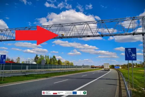 Czerwona strzałka wskazuje na bramownicę z systemem odcinkowego pomiaru prędkości na A4.