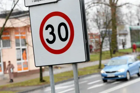 Znak ograniczenia prędkości do 30 km/h. Czy skrzyżowanie odwołuje ograniczenie prędkości? Nie widać tego na znaku.