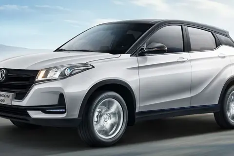 Biały SUV Fengon 500, czyli dfsk co to za marka, jedzie po drodze.