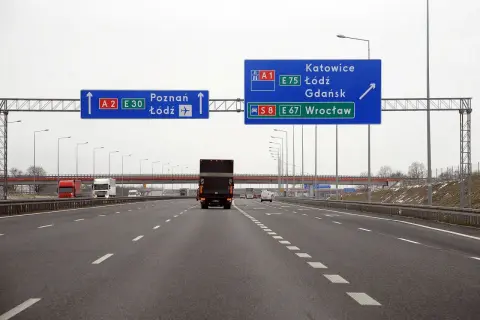 Droga ekspresowa S8 i autostrada A1, A2. Znaki drogowe pokazują kierunki do Poznania, Łodzi, Katowic, Gdańska i Wrocławia.