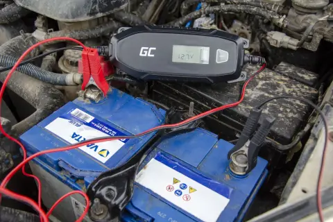 Ładowarka GC podłączona do akumulatora samochodowego. Wyświetlacz pokazuje 12.7V, co oznacza, że akumulator ładuje się na postoju.