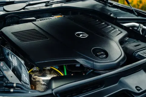 Silnik diesla Mercedes-Benz, idealny do miasta, z logo marki.