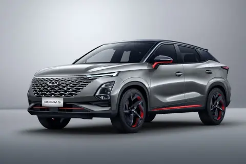 Nowoczesny, srebrny SUV OMODA 5 z czerwonymi akcentami. Omoda co to za marka? To nowy gracz na rynku motoryzacyjnym.