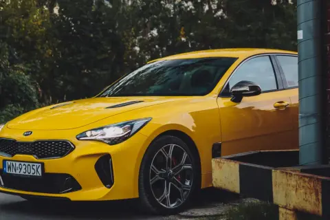 Żółty Kia Stinger, jeden z tych trudnych marek samochodów, które zaskakują osiągami.