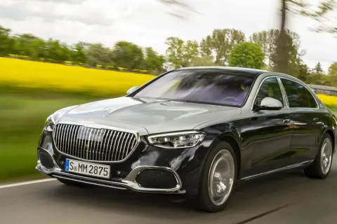 Lśniący, dwukolorowy Mercedes-Maybach S-Class, prawdopodobnie najdroższe auto w Polsce, sunie po drodze wśród kwitnących pól rzepaku.