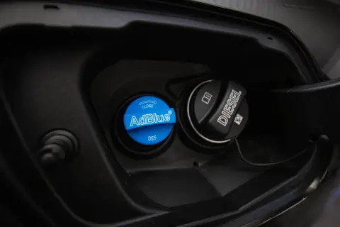 Dwa korki wlewu paliwa: niebieski z napisem AdBlue i DEF, czarny z napisem Diesel. AdBlue do jakich samochodów? Do diesli!