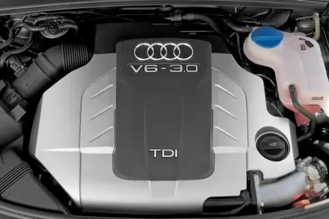 Silnik V6 3.0 TDI Audi. Widoczny rozrząd i elementy układu chłodzenia.