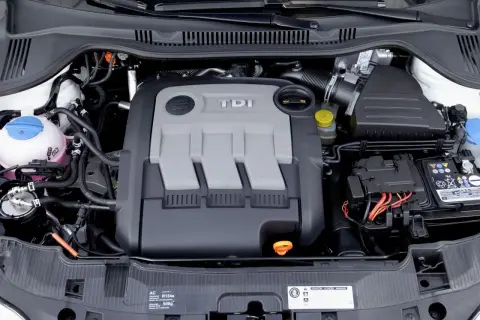 Silnik 1.4 TDI z widocznym osprzętem, akumulatorem i płynem chłodniczym.