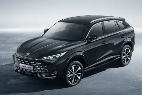 Elegancki, czarny SUV MG HS, jeden z chińskich samochodów marki, prezentuje się nowocześnie z chromowanym grillem i LED-owymi światłami.