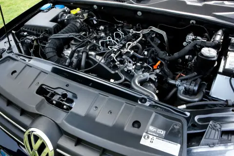 Silnik 2.0 TDI CR z widocznymi przewodami paliwowymi i elementami układu dolotowego.