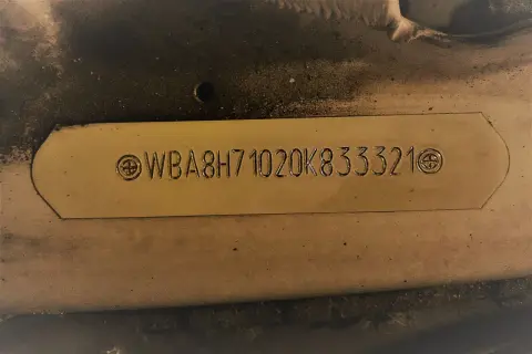 Tabliczka z numerem VIN WBA8H71020K833321. Chcesz wiedzieć, jak sprawdzić normę Euro po VIN? Ten numer pomoże Ci to ustalić.