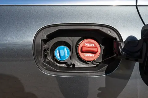 Dwa korki wlewu paliwa: czerwony z napisem DIESEL i niebieski z napisem AdBlue. Co to AdBlue? To płyn do redukcji emisji spalin w dieslach.
